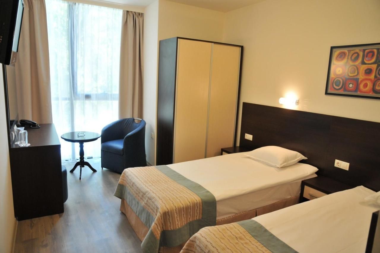 Отель Hotel Burgas Free University Бургас-36