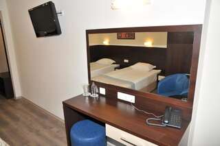 Отель Hotel Burgas Free University Бургас Двухместный номер с 1 кроватью или 2 отдельными кроватями-1