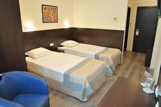 Отель Hotel Burgas Free University Бургас Двухместный номер с 1 кроватью или 2 отдельными кроватями-2
