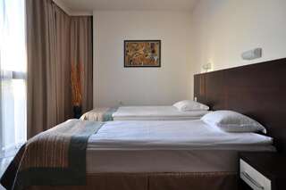 Отель Hotel Burgas Free University Бургас Двухместный номер с 1 кроватью или 2 отдельными кроватями-3