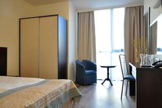 Отель Hotel Burgas Free University Бургас Двухместный номер с 1 кроватью или 2 отдельными кроватями-4