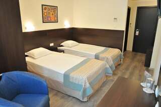 Отель Hotel Burgas Free University Бургас Двухместный номер с 1 кроватью или 2 отдельными кроватями-7