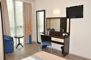 Отель Hotel Burgas Free University Бургас Двухместный номер с 1 кроватью или 2 отдельными кроватями-13